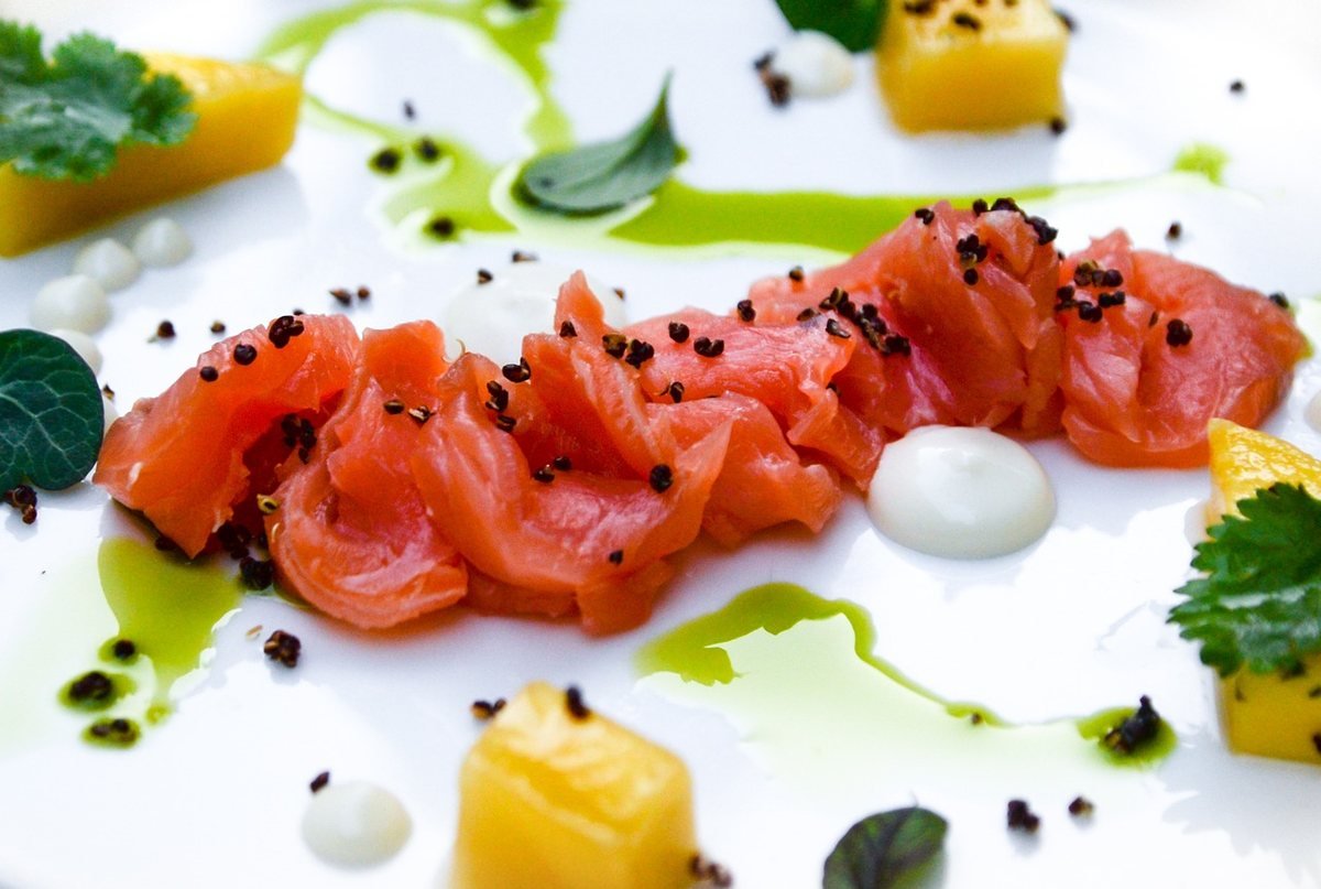 Piatto mediterraneo con salmone, verdure e agrumi